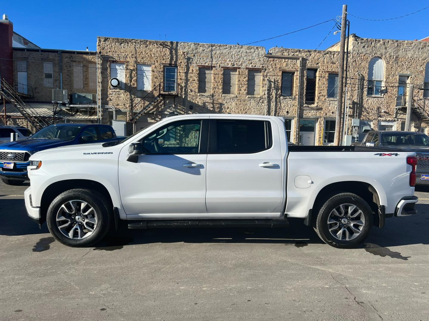 2022 WHITE /Grey Chevrolet Silverado 1500 RST (3GCUYEEL3NG) with an 6.2L DI V8 engine, 10 speed Automatic transmission, located at 116 5th Avenue South, Lewistown, MT, 59457, 47.063877, -109.427879 - Unleash the Power with the 2022 Silverado 1500 RST 4WD - Equipped with a Dominant 6.2L Gas Engine! Get ready for an adrenaline-pumping adventure with the mighty 2022 Silverado 1500 RST 4WD. This powerhouse is designed to elevate your driving experience to new heights. Key Features: 6.2L Gas - Photo#6